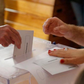 Momentos de la votación en un colegio electoral./EFE