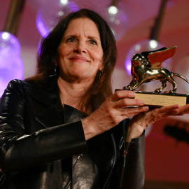 La directora estadounidense Laura Poitras posa con el León de Oro a la Mejor Película que ha recibido por 'All the Beauty and the Bloodshed', a 10 de septiembre de 2022, en Venecia.