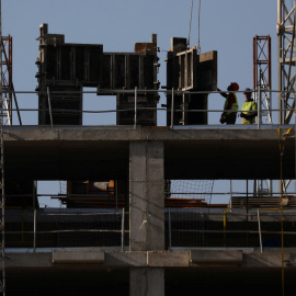 Trabajadores de la construcción en una edificación de viviendas en Madrid. REUTERS/Susana Vera