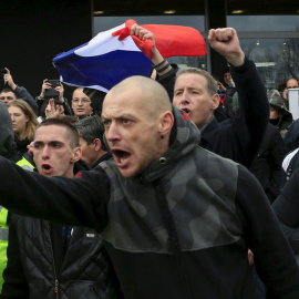 Un grupo de extremistas en una manifestación contra los inmigrantes en Calais, Francia. REUTERS