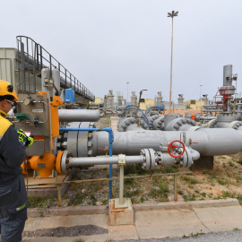 Un empleado trabaja en el gasoducto transmediterráneo (Transmed), a través del cual fluye gas natural desde Argelia a Italia, el 14 de abril de 2022.