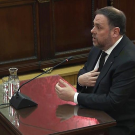 14/02/2019.- Imagen tomada de la señal institucional del Tribunal Supremo de la declaración del exvicepresidente de la Generalitat y principal acusado, Oriol Junqueras, durante la tercera jornada del juicio del "procés" en la Sala de Plenos del Tribuna