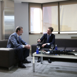 El presidente del PP, Pablo Casado, y su predecesor, Mariano Rajoy, en la reunión mantenida el lunes 23 de julio en la sede de la calle Génova. PP