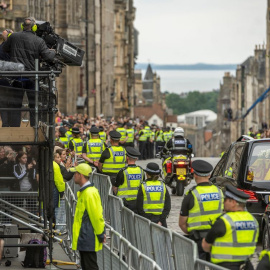 El coche fúnebre que lleva el ataúd de la reina Isabel II, envuelto en el estandarte real de Escocia, recorre la Royal Mile de Edimburgo, a 11 de septiembre de 2022.