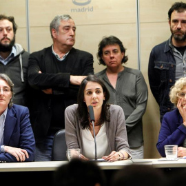 Rita Maestre y Manuela Carmena junto a otros 12 concejales de Ahora Madrid.- EFE