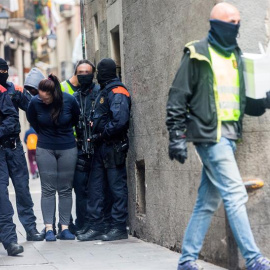 Los Mossos d'Esquadra custodian a varios de los detenidos en la operación contra el narcotráfico en Barcelona. /EFE