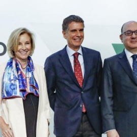 El president de la patronal ed la banca AEB, José María Roldán (der), amb els consellers delegats del Banc Sabadell, Jaume Guardiola, Bakinter, María Dolores Dancausa, i de BBVA, Carlos Torres. EFE/Emilio Naranjo