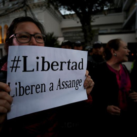 Manifestación en Quito contra la detención de Assange. - EFE