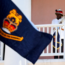 Un oficial de la Fuerza de Policía Real de las Bahamas durante la ceremonia para proclamar al rey Carlos III como el nuevo jefe de Estado, en la capital, Nassau. REUTERS/Dante Carrer