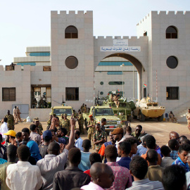 12/04/2019 - Los manifestantes protestan contra el anuncio del ejército de que al-Bashir será reemplazado por un consejo de transición dirigido por militares frente al Ministerio de Defensa en Jartum | REUTERS