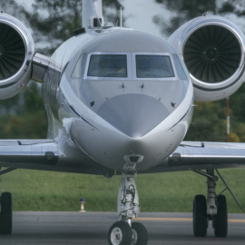 Un avión privado que transportaba al rey emérito Juan Carlos I, en el aeropuerto de Peinador en Vigo, en mayo de 2022.