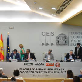 Patronal y sindicatos firman en la sede del CES el  IV Acuerdo para el Empleo y la Negociación Colectiva (AENC) 2018-2020. EFE