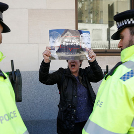 Manifestante en apoyo a Julian Assange en los alrededores de la Corte de Magistrados de Westminster en Londres. REUTERS/Peter Nicholls