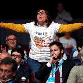 Una activista contra la pobreza energética protesta durante la intervención del consejero delegado de Endesa, José Bogas, en la junta de accionistas de la compañía celebrada hoy. EFE/Chema Moya.