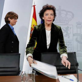 La ministra Portavoz, de Educación y Formación Profesional, Isabel Celaá y detrás la ministra de Justicia, Dolores Delgado, en Moncloa en la tradicional rueda de prensa de los viernes. (JUAN CARLOS HIDALGO | EFE)