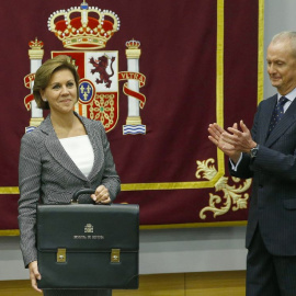 La ministra de Defensa, María Dolores de Cospedal, recibe la cartera de manos de su antecesor en el cargo, Pedro Morenés | EFE