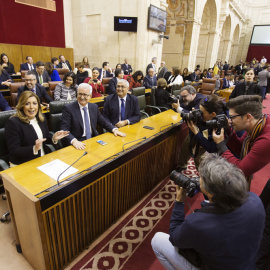 La presidenta de la Junta de Andalucía, Susana Díaz, posa para los fotógrafos en el Parlamento, que ha celebrado un pleno institucional con motivo del Día de la comunidad autónoma. EFE/Pepo Herrera