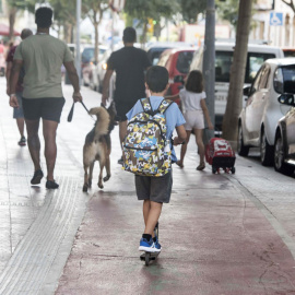 Un alumno se dirige al colegio CPI Maria Lluïsa Serra de Mahón, Menorca