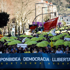 Milers de persones s'han manifestat a Sant Sebastià en suport als dirigents catalans encausats i en contra del judici al Procés. EFE/Javier Etxezarreta