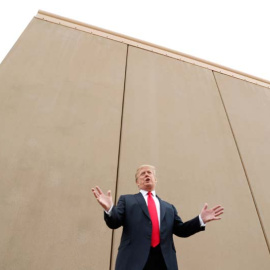 Trump, ante un prototipo del muro que quiere instalar en la frontera con México. | REUTERS