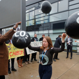 Varios activistas protestan contra las emisiones de dióxido de carbono en freten de la Conerencia de la ONU sobre el Cambio Climático, en Bonn, en noviembre de 2017 REUTERS/Wolfgang Rattay