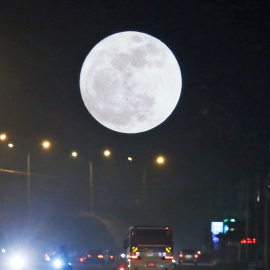 Vista de la superluna en Naypyitaw, Birmania. / EFE