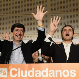 El candidato de Ciudadanos a la Presidencia de la Junta de Andalucia, Juan Marín, acompañado por el lider nacional, Albert Rivera, tras conocerse el resultado final de las elecciones andaluzas en 2015. EFE