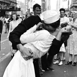 George Mendonsa besa a Zimmer Friedman en Times Square tras acabar la Segunda Guerra Mundial.