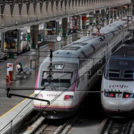 Trenes en la estación del AVE de Santa Justa, en Sevilla. EFE/Archivo