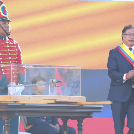 El president de Colòmbia, Gustavo Petro, al costat de l'espasa de Simón Bolívar durant la seva investidura.