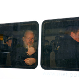 El fundador de WikiLeaks, Julian Assange, en un furgón policial tras ser arrestado por agentes de Scotland Yard, en la Embajada de Ecuador en Londres. REUTERS/Henry Nicholls