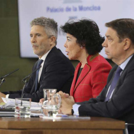 De izquierda a derecha, el ministro del Interior, Fernando Grande-Marlaska; la ministra de Educación y Portavoz del Gobierno, Isabel Celaá; y el ministro de Agricultura, Luis Planas. (BALLESTEROS | EFE)