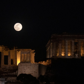 La súper luna de nieve sobre el Acrópolis en Atenas, Grecia | REUTERS/Alkis Konstantinidis