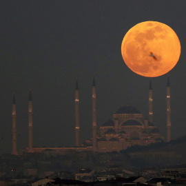 La superluna es un fenómeno que ocurre cuando la luna llena se encuentra en su perigeo, el punto más cercano a la Tierra EFE/ Erdem Sahin