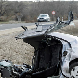 estado de un coche tras un accidente en la N-122. - EFE