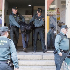 Agentes de la Guardia Civil trasladan a Bernardo Montoya.