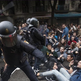 Cargas policiales en el día del referéndum. EFE/Archivo