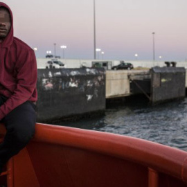 Abdoul Kalash, de 15 años y originario de Guinea Conakry, observa Algeciras desde el puerto, donde pasó durmiendo tres días seguidos tras ser rescatado en el Estrecho de Gibraltar cuando viajaba en una patera en julio de 2018. JAIRO VARGAS