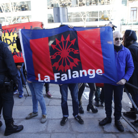 Un hombre sujeta una bandera de La Falange, en la concentración en contra de lo procesados por el juicio del Procés en el Tribunal Supremo. Eduardo Parra Europa Press