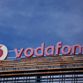 El logo de Vodafone en su sede en Madrid. REUTERS/Andrea Comas