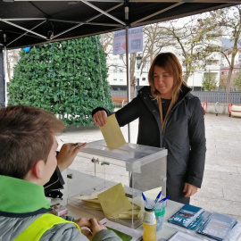 Una mujer votando en Donostia durante la consulta popular.