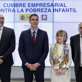 El presidente del gobierno Pedro Sánchez, la ministra de Sanidad María Luisa Carcedo, el presidente ejecutivo de Telefónica España Emilio Gayo (i),y el sociólogo español especialista en el estudio de la pobreza Pau Marí-Klose, en la Cumbre Empresar