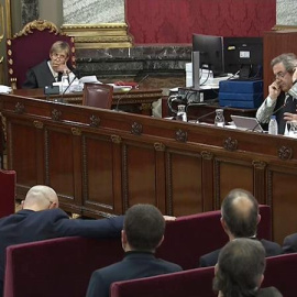 14/02/2019.- Imagen tomada de la señal institucional del Tribunal Supremo de la declaración del exconseller de Interior del Govern catalán Joaquim Forn durante la tercera jornada del juicio del "procés" en la Sala de Plenos del Tribunal Supremo. Joaqu