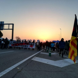 Tall de la C-58 a Terrassa durant la vaga general del 21-F. ANDER ZURIMENDI.