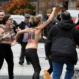 Activistas de Femen irrumpen en un acto de Falange convocado con motivo del 20N./EFE/Víctor Lerena