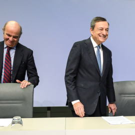 El presidente del BCE, Mario Draghi, y el vicepresidente, Luis de Guindos, antes de la rueda de prensa posterior a la reunión del Consejo de Gobierno de la entidad, en Fráncfort. EFE