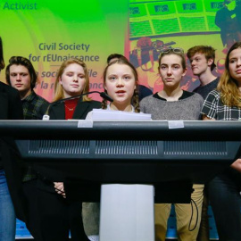 La joven activista de 16 años sueca Greta Thunberg (c) da un discurso mientras participa en el evento "Sociedad civil por el renacimiento" este jueves en Bruselas (Bélgica). EFE/ Stephanie Lecocq