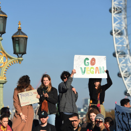 Manifestantes salen a la calle en Londres para reclamar medidas contra el Cambio Climático. EFE/Facundo Arrizabalaga