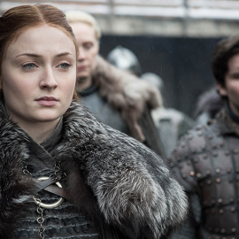 Sansa Stark (Sophie Turner) en primer plano, durante un momento del primer capítulo de la temporada 8 de 'Juego de Tronos'. - HBO / HELEN SLOAN