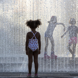 01/09/2022-Varios niños se refrescan en una fuente de Zaragoza, el 1 de septiembre de 2022